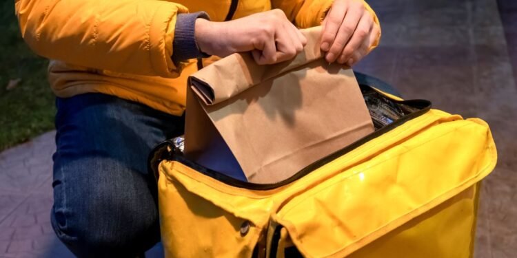 Pedir desde el sofá tiene precio: estos son los cargos que quizá no viste