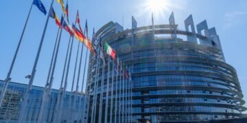 El Trump dorado que incomoda a Europa: así es “La Plaga Naranja”