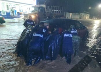Evacúan a familias por huracán Simón; Marina activa operativos en cinco estados