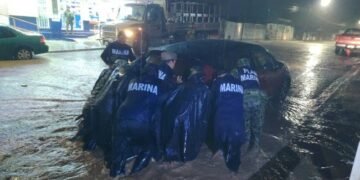 Evacúan a familias por huracán Simón; Marina activa operativos en cinco estados