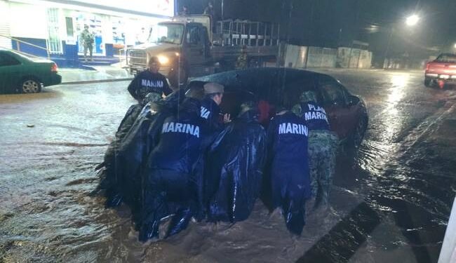 Evacúan a familias por huracán Simón; Marina activa operativos en cinco estados